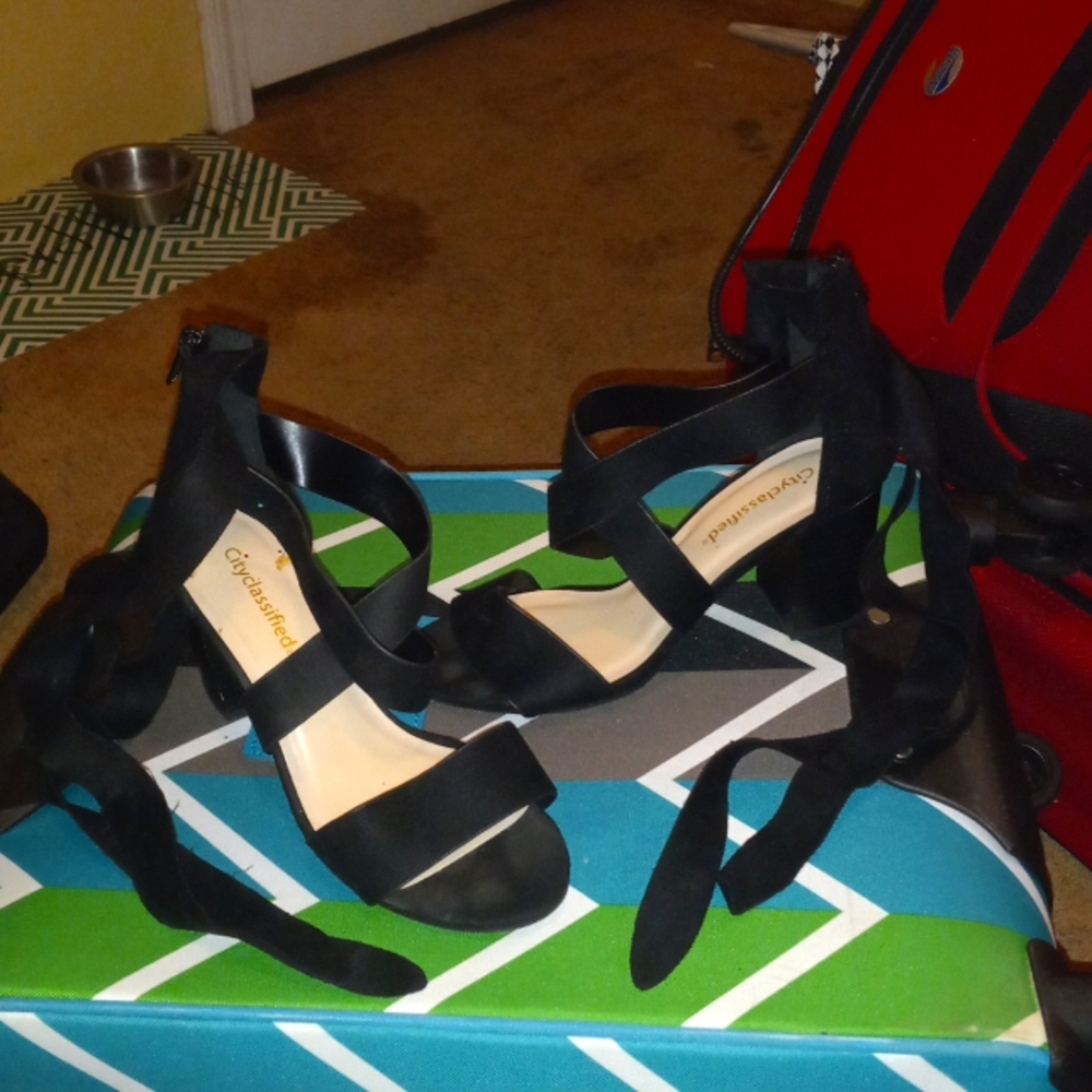 BLACK HEELS